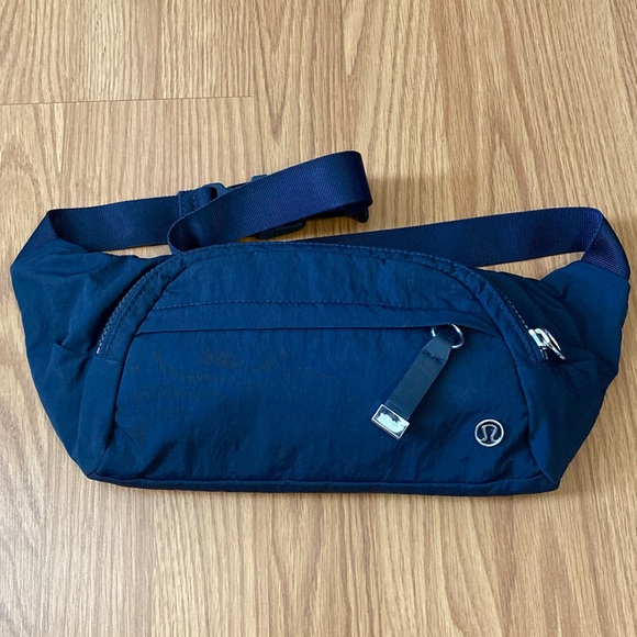 ❤️ Lululemon On The Beat Belt Bag *4.5L Dark Blue - Picture 1 of 9